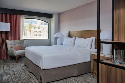 Hotel Zessa Orange County Airport, a DoubleTree by Hilton