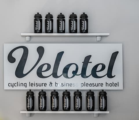 Velotel Brugge, Reception