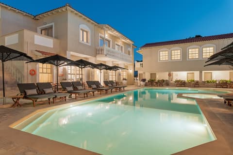 Ino Hotel & Suites, Pool