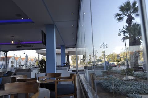 Sun Hall Hotel, Cafe