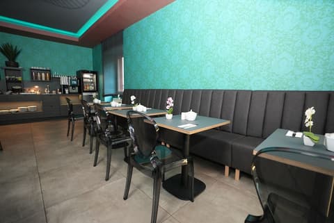 Hotel Attaché, Reception