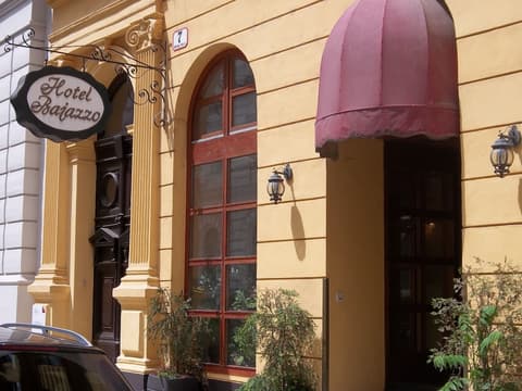 Hotel Bajazzo, Property grounds