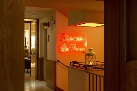 Grand Hotel Europa, Interior entrance