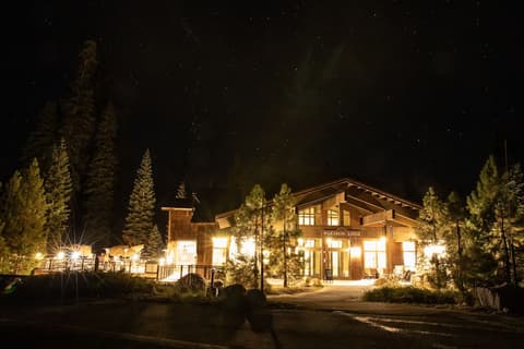 Wuksachi Lodge, Front of property