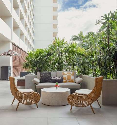 The Ambassador Hotel of Waikiki, Tapestry Collection by Hilton, Lobby sitting area