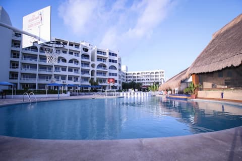 Aquamarina Beach Hotel, Outdoor pool