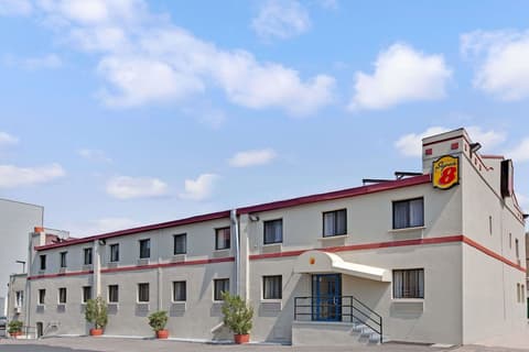 Super 8 by Wyndham Long Island City LGA Hotel