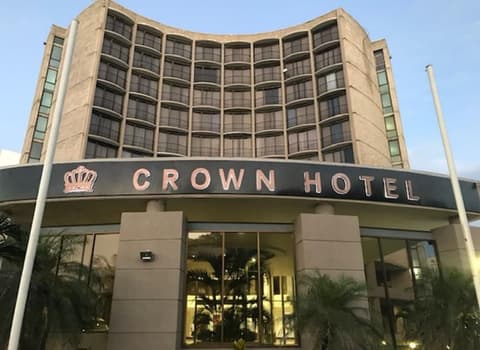 Crown Hotel, Front of property