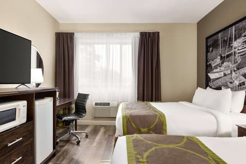 Super 8 by Wyndham Sarnia ON, Room