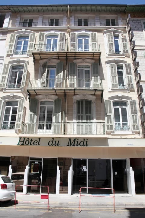 Hôtel du Midi, Front of property