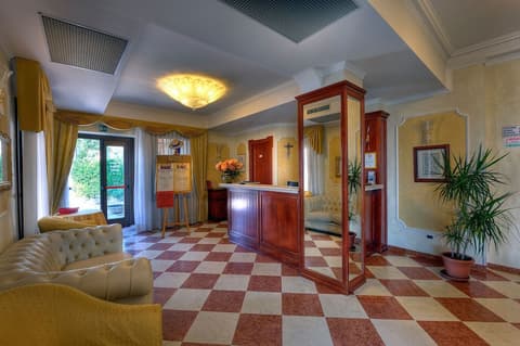 Russo Palace Hotel, Reception