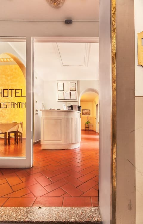 Hotel Costantini, Interior entrance