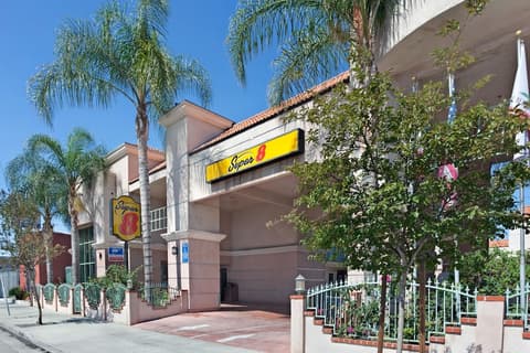 Super 8 by Wyndham North Hollywood, Exterior