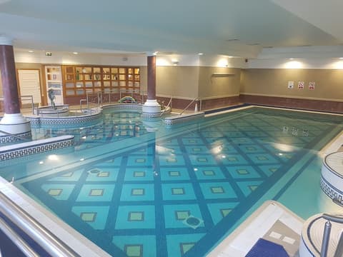 La Mon Hotel And Country Club