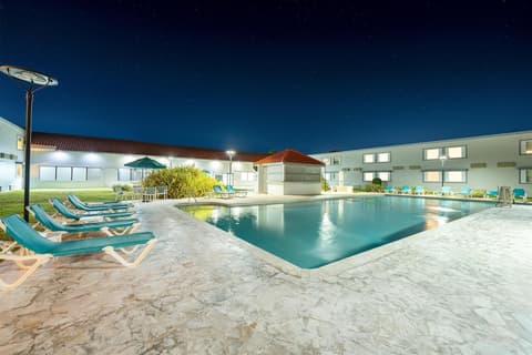 Spark by Hilton Ponce, Pool