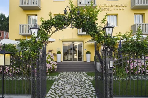 Viktoria Palace Hotel, Property entrance