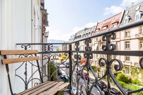 Alma Hotel - Boutique hideaway by the lake with rooftop and ladies-only wellness, Room