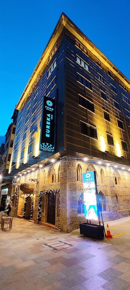 Yomo Eureka, Front of property