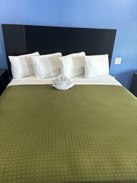 Monterey Fireplace Inn, Room