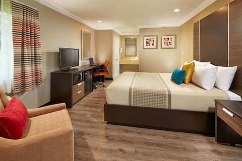 Eden Roc Inn & Suites