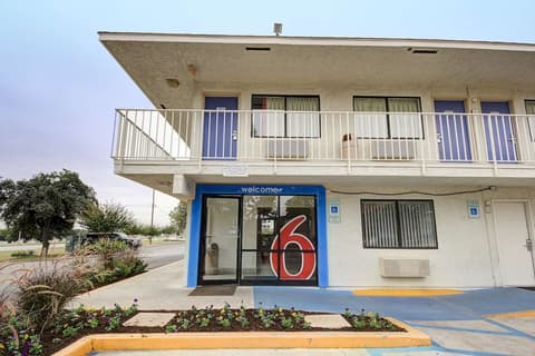 Motel 6 San Marcos, TX, Front of property