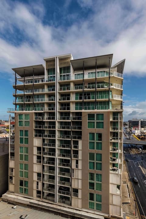Oaks Adelaide Horizons Suites, Exterior
