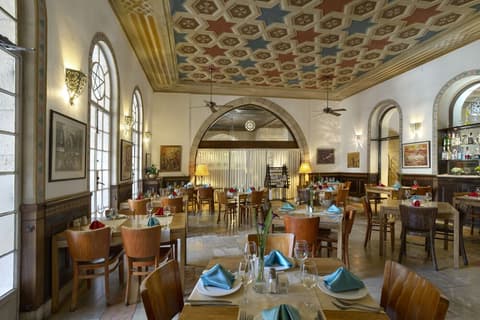 YMCA Three Arches Hotel, Restaurant