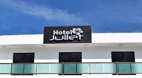 Hotel Juliet, Front of property