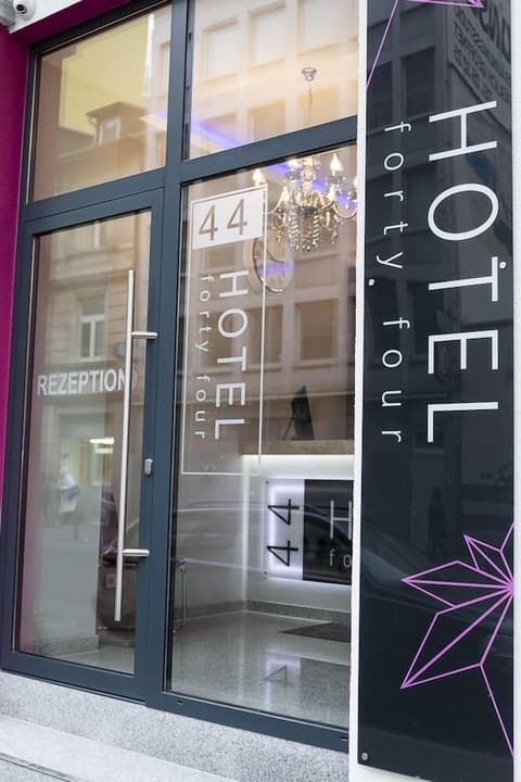 Hotel Forty Four, Property entrance