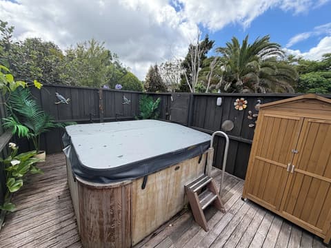 Coromandel Court Motel, Outdoor spa tub