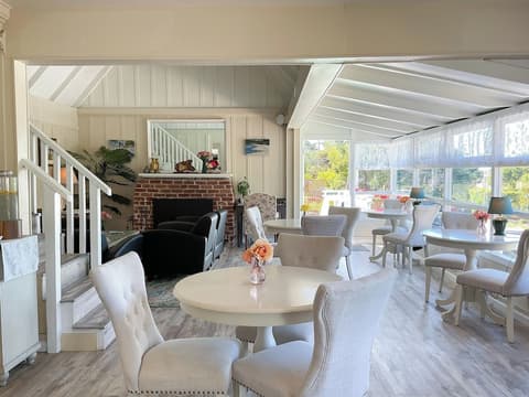 Carmel Green Lantern Inn, Lobby sitting area