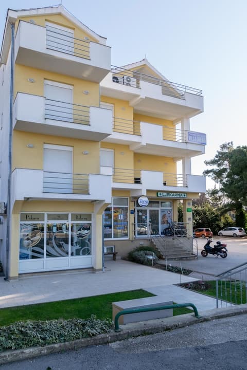 Villa Irena, Property grounds