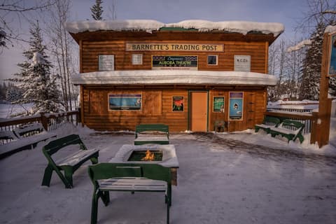 Pike's Waterfront Lodge