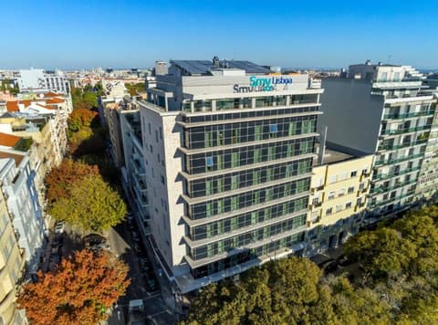 Smy Lisboa, Front of property