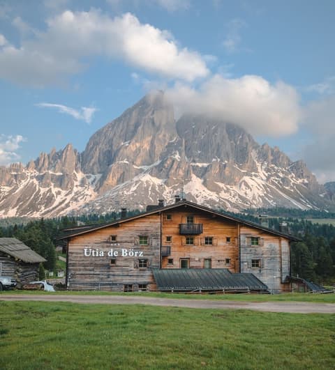 Ütia de Börz Mountain Lodge, Front of property
