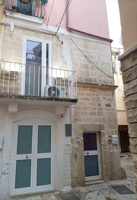 Newhouse rooms black & white