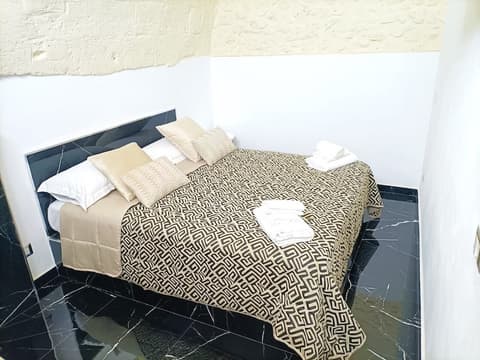 Newhouse rooms black & white