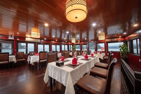 Ruby Cruise, Restaurant