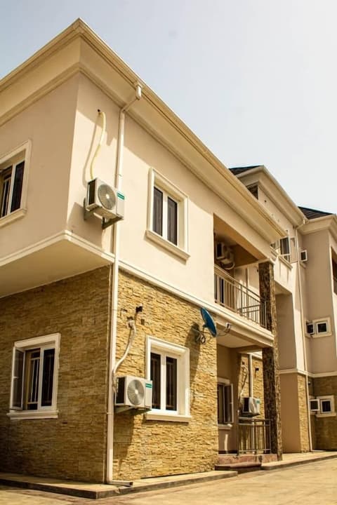 Hilton Summer Apartments, Exterior