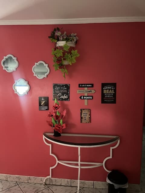 Hotel Paradise, Reception