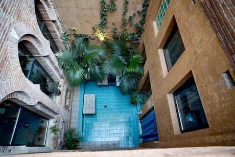 Hotel Lincoln Lounge, Exterior