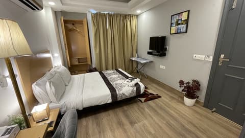 Saltstayz Express - Golf Course Road & DLF Phase-1, Room