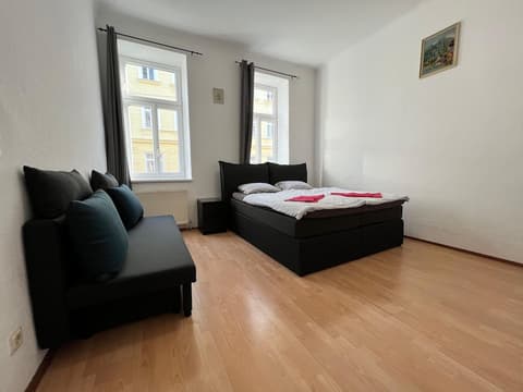 Affordable 3BR shared Apt. near Meidling