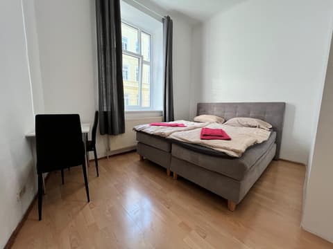 Affordable 3BR shared Apt. near Meidling, Room