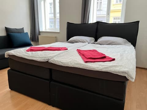 Affordable 3BR shared Apt. near Meidling, Room