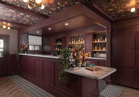 Petit Soleil, Bar (on property)