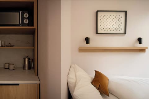 Bob W London Olympia, Room