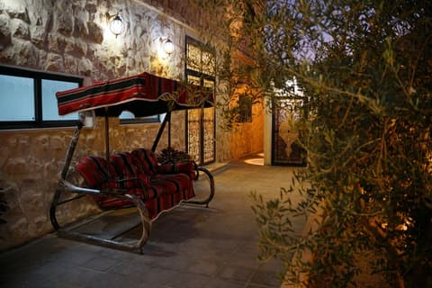 Mansi Residence, Exterior