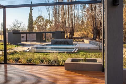 Amerian Chacras de Coria, Property grounds