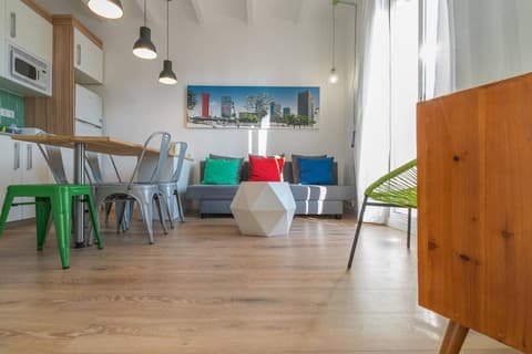 Fira POP 2 Modern Balcony by Myrentalhost, Room